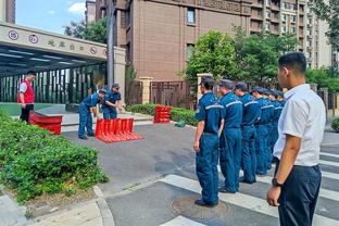 记者：欧洲多支俱乐部都在关注莱奥明年夏天的情况